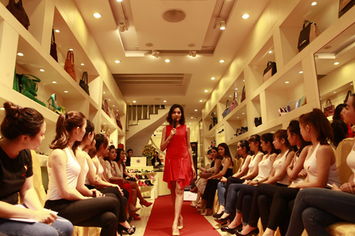 hoa hau huong giang chia se kinh nghiem va huong dan cac thi sinh di catwalk