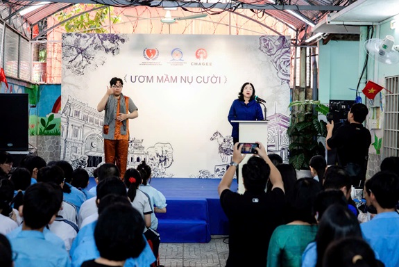 Bà Nguyễn Thị Bích Ngọc – Ủy viên Trung ương Hội Bảo trợ Người khuyết tật và Trẻ mồ côi Việt Nam, Chủ tịch Hội Bảo trợ Người khuyết tật và Trẻ mồ côi TP.HCM – phát biểu khai mạc chương trình. Bà Nguyễn Thị Bích Ngọc – Ủy viên Trung ương Hội Bảo trợ Người khuyết tật và Trẻ mồ côi Việt Nam, Chủ tịch Hội Bảo trợ Người khuyết tật và Trẻ mồ côi TP.HCM – phát biểu khai mạc chương trình.