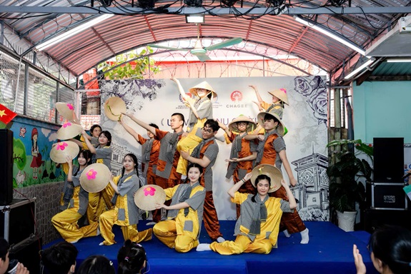 Tiết mục múa “Bài ca Đất Phương Nam” do các em học sinh Trường chuyên biệt Khiếm thính Hy Vọng Bình Thạnh biểu diễn tại chương trình. Tiết mục múa “Bài ca Đất Phương Nam” do các em học sinh Trường chuyên biệt Khiếm thính Hy Vọng Bình Thạnh biểu diễn tại chương trình.