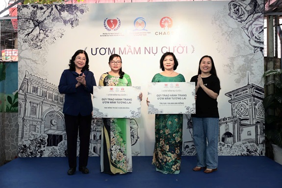 Bà Nguyễn Thị Bích Ngọc – Chủ tịch Hội Bảo trợ Người khuyết tật và Trẻ mồ côi TP.HCM – và bà Võ Thị Thiên Nga – Giám đốc CHAGEE Việt Nam – trao phần tài trợ cho Ban Giám hiệu Trường chuyên biệt Khiếm thính Hy Vọng Bình Thạnh. Bà Nguyễn Thị Bích Ngọc – Chủ tịch Hội Bảo trợ Người khuyết tật và Trẻ mồ côi TP.HCM – và bà Võ Thị Thiên Nga – Giám đốc CHAGEE Việt Nam – trao phần tài trợ cho Ban Giám hiệu Trường chuyên biệt Khiếm thính Hy Vọng Bình Thạnh.