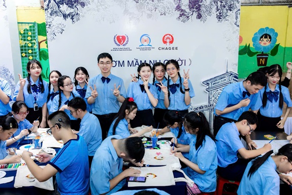 Các em học sinh Trường chuyên biệt Khiếm thính Hy Vọng Bình Thạnh tham gia hoạt động vẽ tranh và trang trí túi tote trong chương trình “Ươm Mầm Nụ Cười”. Các em học sinh Trường chuyên biệt Khiếm thính Hy Vọng Bình Thạnh tham gia hoạt động vẽ tranh và trang trí túi tote trong chương trình “Ươm Mầm Nụ Cười”.