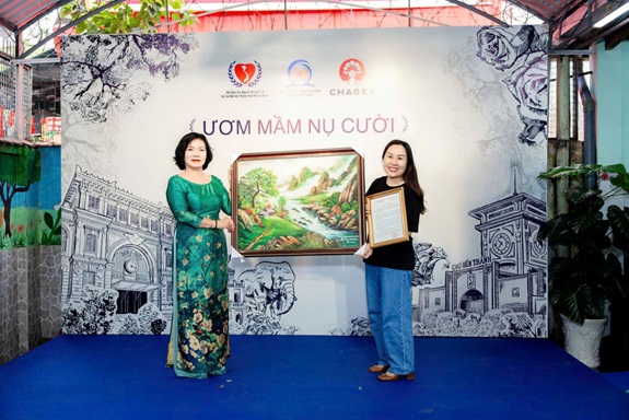 Bà Nguyễn Thị Thân – Hiệu trưởng Trường chuyên biệt Khiếm thính Hy Vọng Bình Thạnh – trao thư cảm ơn và quà lưu niệm cho đại diện nhà tài trợ CHAGEE Việt Nam. Bà Nguyễn Thị Thân – Hiệu trưởng Trường chuyên biệt Khiếm thính Hy Vọng Bình Thạnh – trao thư cảm ơn và quà lưu niệm cho đại diện nhà tài trợ CHAGEE Việt Nam.