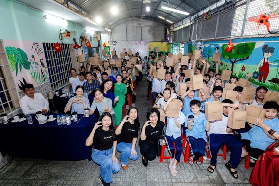 Các khách mời và đại diện nhà tài trợ trao quà cho học sinh Trường chuyên biệt Khiếm thính Hy Vọng Bình Thạnh trong chương trình “Ươm Mầm Nụ Cười”. Các khách mời và đại diện nhà tài trợ trao quà cho học sinh Trường chuyên biệt Khiếm thính Hy Vọng Bình Thạnh trong chương trình “Ươm Mầm Nụ Cười”.