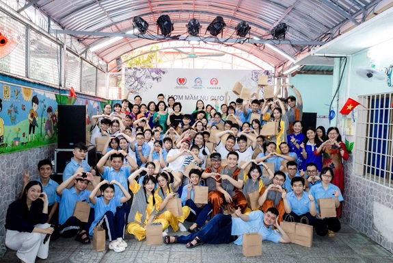 Các khách mời và đại diện nhà tài trợ trao quà cho học sinh Trường chuyên biệt Khiếm thính Hy Vọng Bình Thạnh trong chương trình “Ươm Mầm Nụ Cười”. Các khách mời và đại diện nhà tài trợ trao quà cho học sinh Trường chuyên biệt Khiếm thính Hy Vọng Bình Thạnh trong chương trình “Ươm Mầm Nụ Cười”.