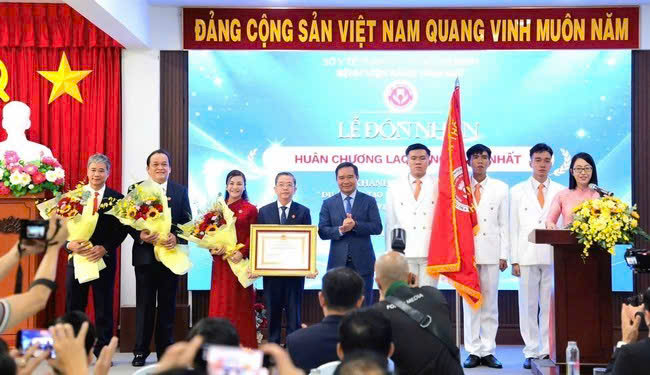 Bệnh viện Răng Hàm Mặt TP.HCM vinh dự đón nhận Huân chương Lao động hạng 1 