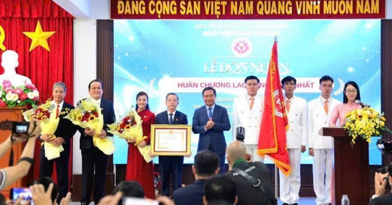 Bệnh viện Răng Hàm Mặt TP.HCM vinh dự đón nhận Huân chương Lao động hạng 1 