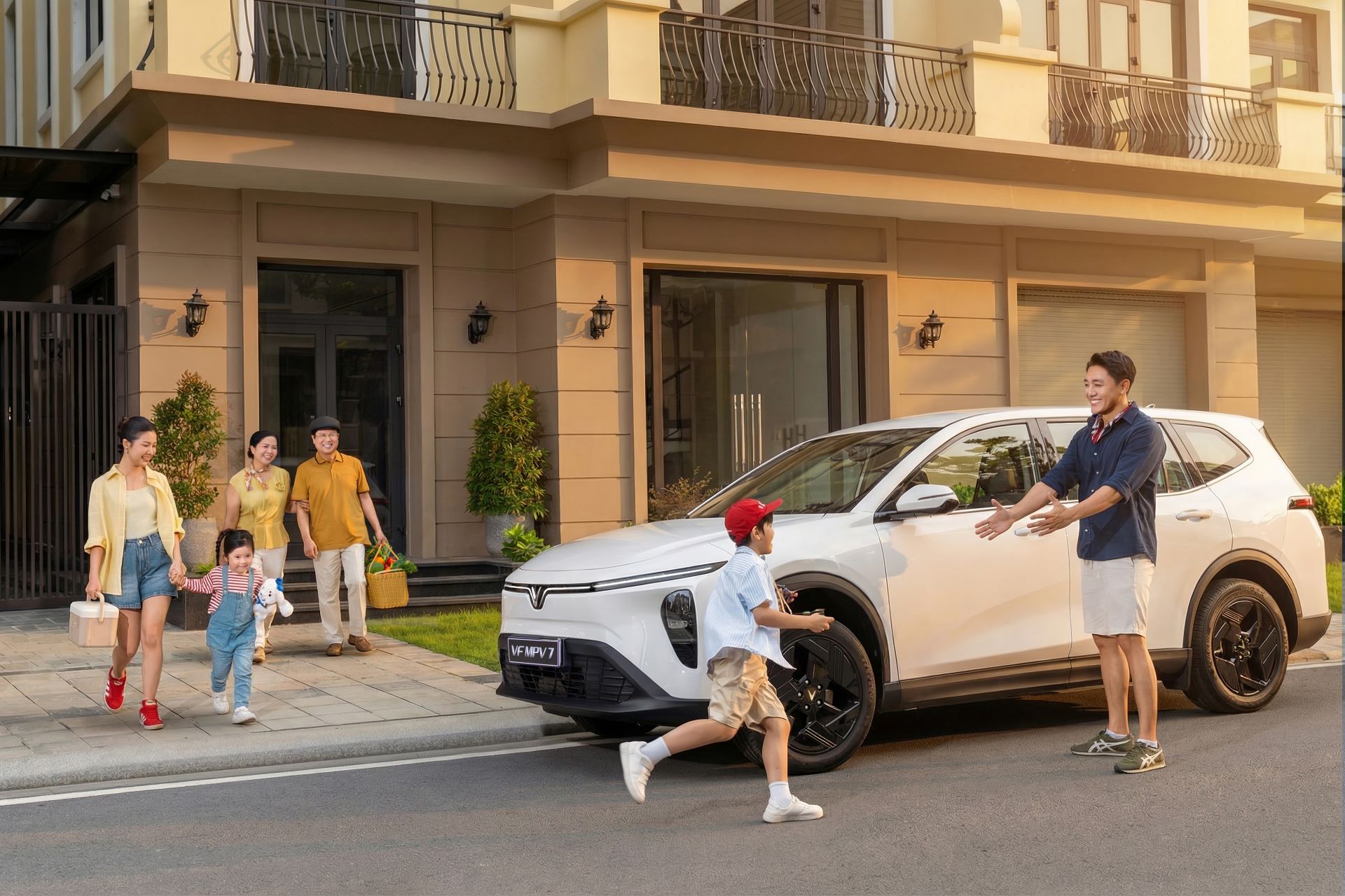 Gia đình 3 thế hệ chọn VinFast VF MPV 7 vì ngồi ở hàng ghế nào cũng êm ái