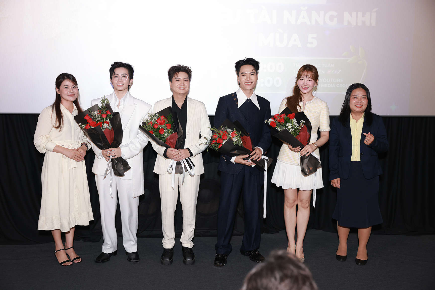 Gil Lê trong vai trò MC chính Hari Won Võ Tấn Phát làm BGK trong Siêu Tài Năng Nhí Mùa 5