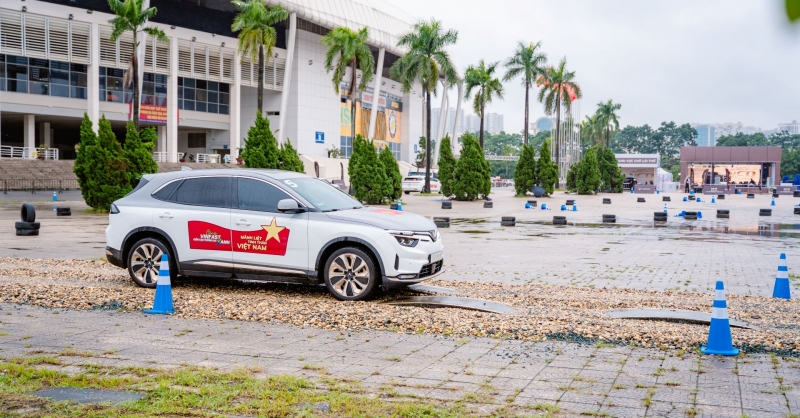 Khách hàng trẻ ấn tượng qua loạt bài thử xe điện VinFast ngày mưa: “Rất phấn khích và an toàn”