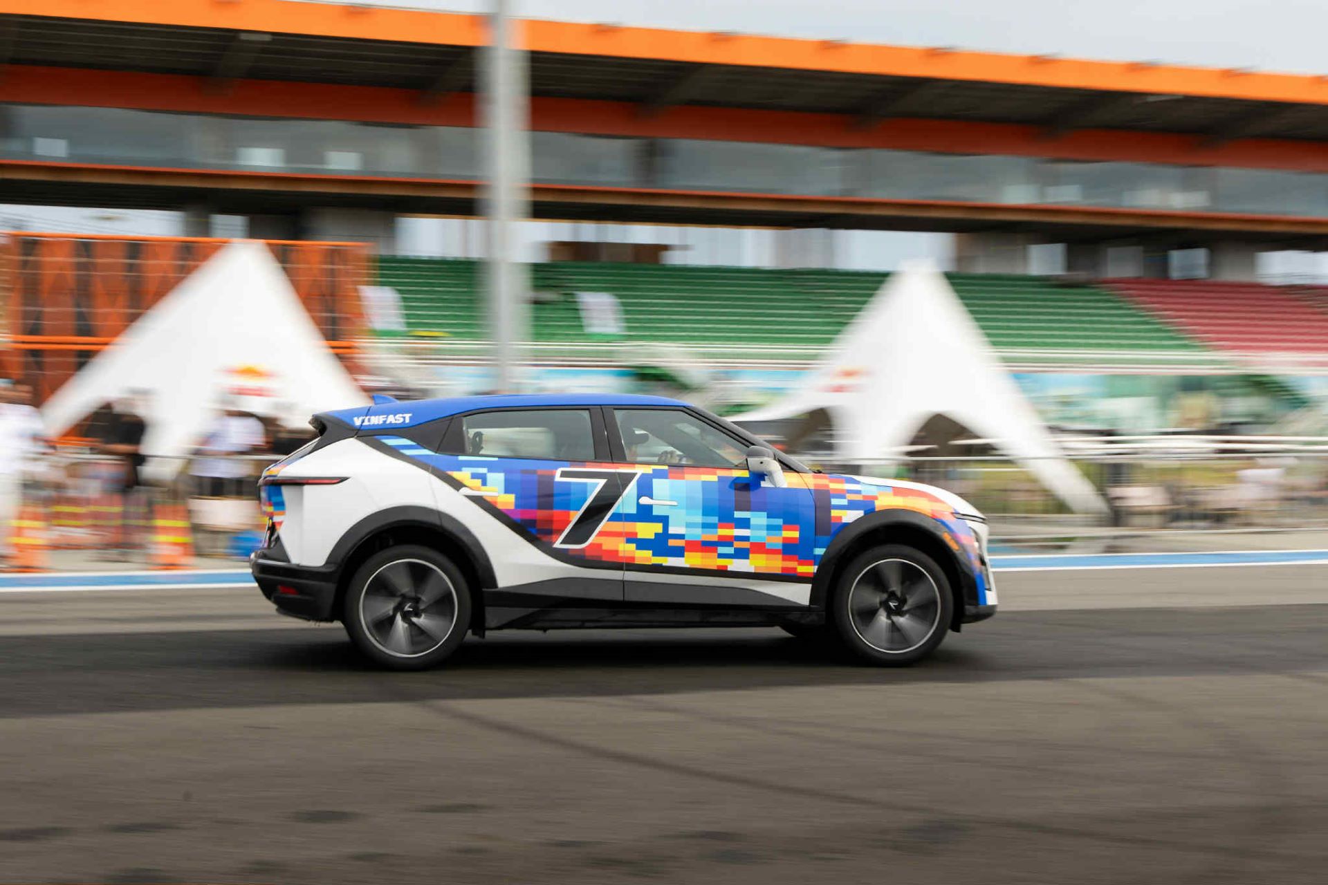 Lý giải cú bứt tốc ngoạn mục của VinFast VF 7 trong phân khúc C-SUV