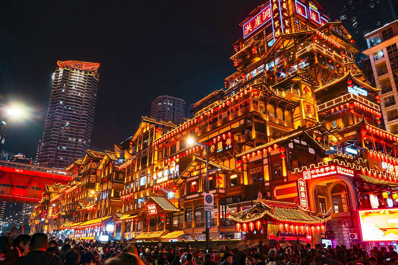 Ngắm Trùng Khánh lung linh về đêm trên du thuyền 