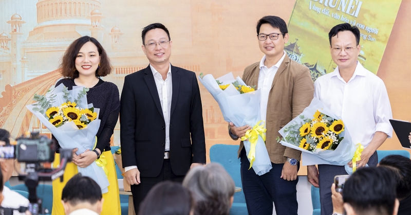 Sự kiện ra mắt sách “Vương quốc Brunei - Vùng đất, văn hóa và con người”