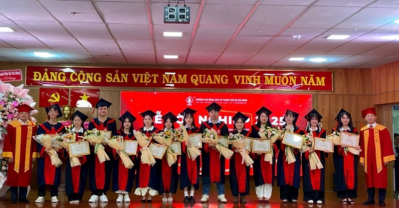 Trường Cao đẳng Kinh tế TP.HCM tổ chức Lễ tốt nghiệp cho hơn 1.200 sinh viên