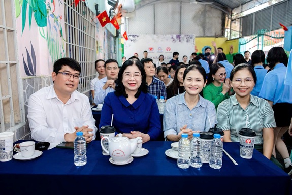 “Ươm mầm nụ cười” trao quà cho Trường chuyên biệt Khiếm Thính Hy Vọng - TP. Hồ Chí Minh “Ươm mầm nụ cười” trao quà cho Trường chuyên biệt Khiếm Thính Hy Vọng - TP. Hồ Chí Minh