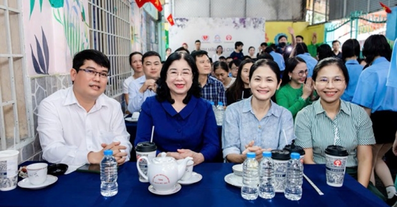 “Ươm mầm nụ cười” trao quà cho Trường chuyên biệt Khiếm Thính Hy Vọng - TP. Hồ Chí Minh “Ươm mầm nụ cười” trao quà cho Trường chuyên biệt Khiếm Thính Hy Vọng - TP. Hồ Chí Minh