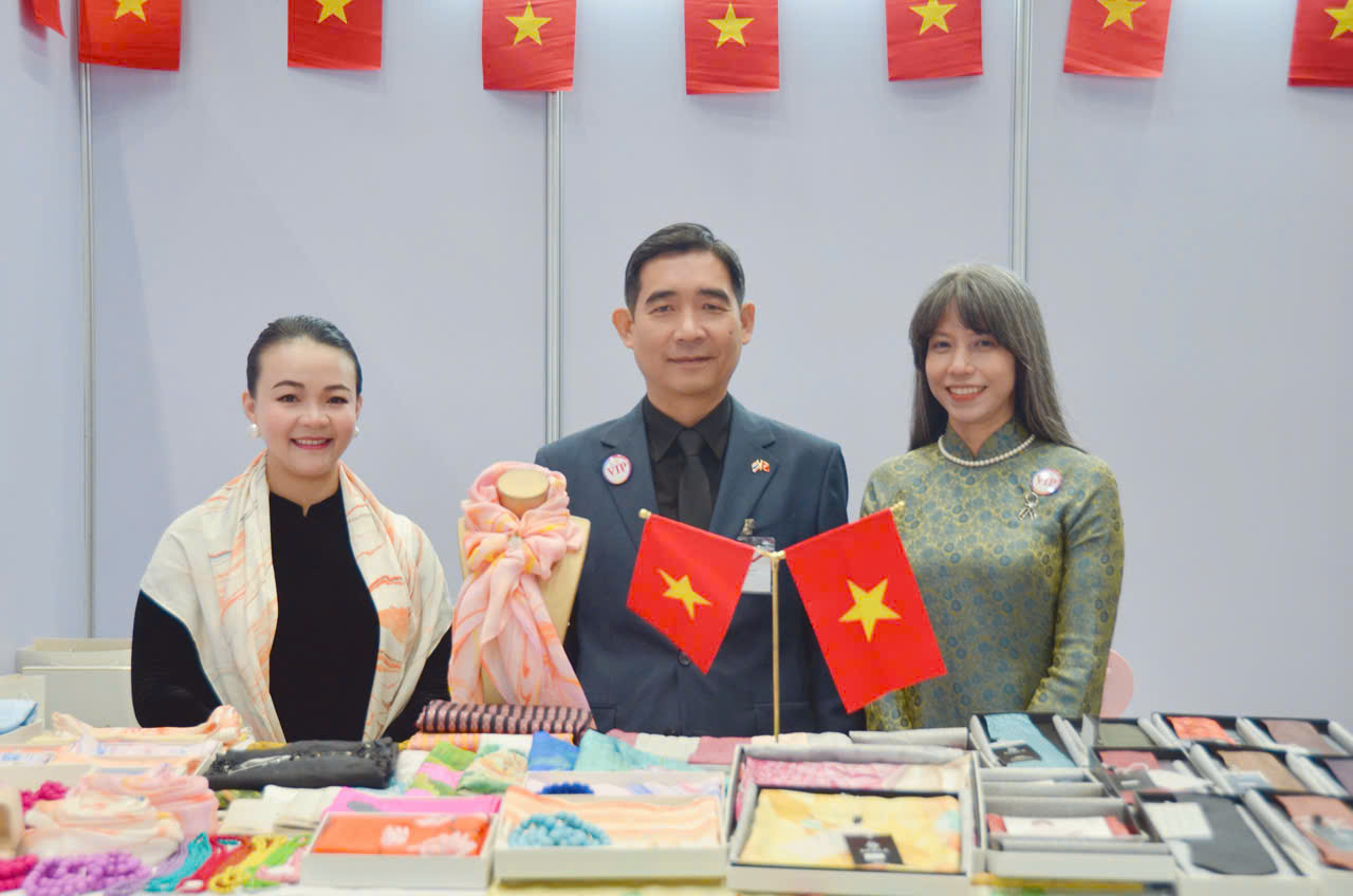 VIETHOUSE DANASILK – TỰ HÀO GÓP MẶT TẠI HỘI CHỢ CHỮ THẬP ĐỎ NGOẠI GIAO ĐOÀN LẦN THỨ 59 TẠI BANGKOK