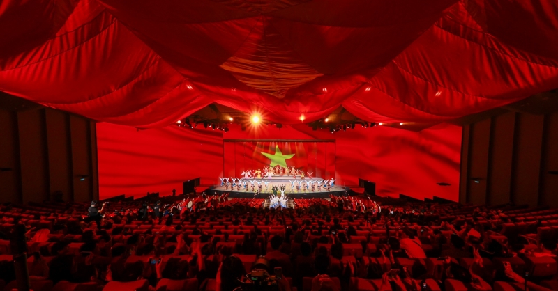 VINGROUP tặng 50% giá vé show “ĐẤT NƯỚC THIÊN HÙNG CA” - tri ân người có công, người cao tuổi và học sinh, sinh viên