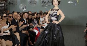 MC Thanh Mai diện váy đính hàng nghìn viên đá quý trên sàn catwalk