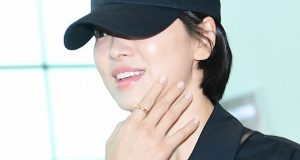 Song Hye Kyo ăn mặc giản dị hết mức nhưng vẫn gây choáng ngợp với nhẫn kim cương 90 triệu